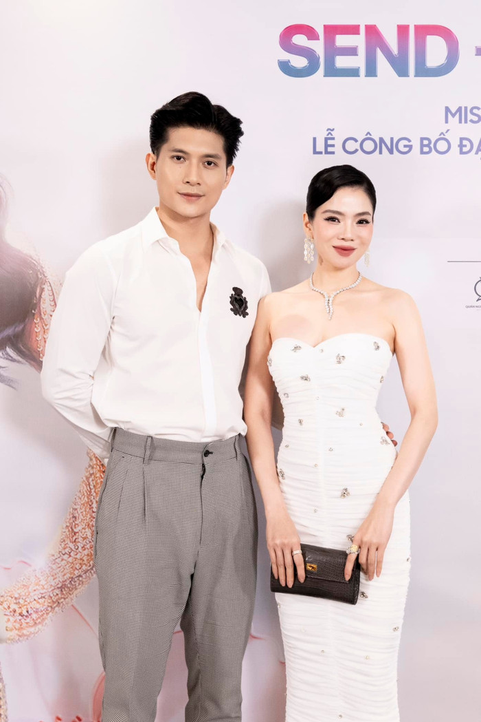 Dù đã bên nhau nhiều năm, nhưng Lệ Quyên cho biết cả hai không vội vã tính chuyện kết hôn vì muốn tập trung phát triển sự nghiệp. (Ảnh: FBNV)