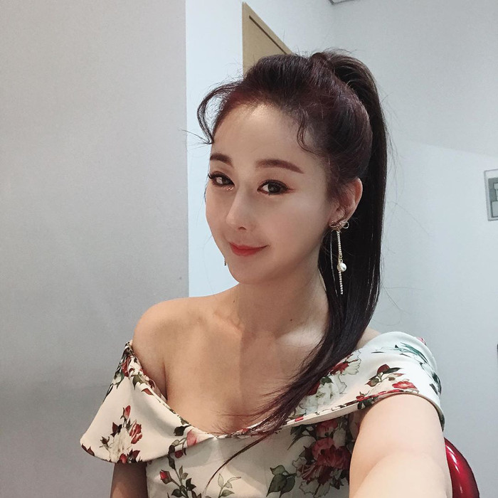 Nữ diễn viên phim Sex is Zero có gương mặt xinh đẹp, trẻ trung ở tuổi 48. 