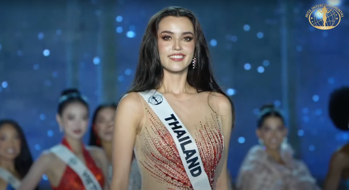 Top 20 thí sinh xuất sắc nhất trình diễn dạ hội.