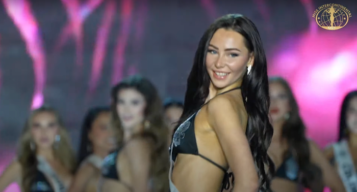 Tiếp đến, họ tham gia liên tục phần trình diễn áo tắm.