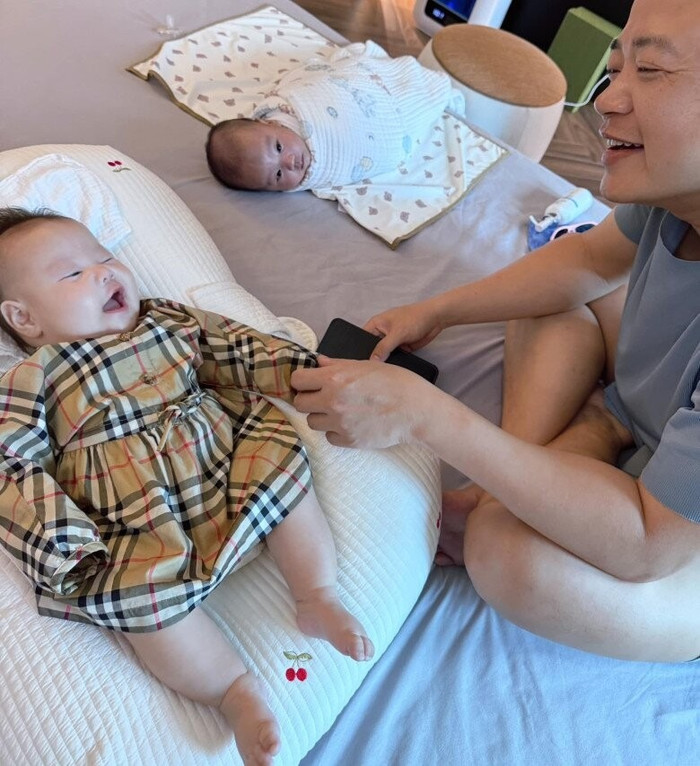 2 nhóc tỳ của Phương Oanh càng lớn càng kháu khỉnh, đáng yêu. (Ảnh FBNV)