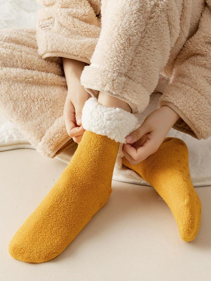 Những đôi vớ lông cừu hoặc tất nhung không chỉ giữ ấm mà còn mang đến cảm giác thời thượng. Một đôi vớ lông xanh lá đậm chất Grinch sẽ khiến bạn trở thành tâm điểm trong bất kỳ bữa tiệc nào.