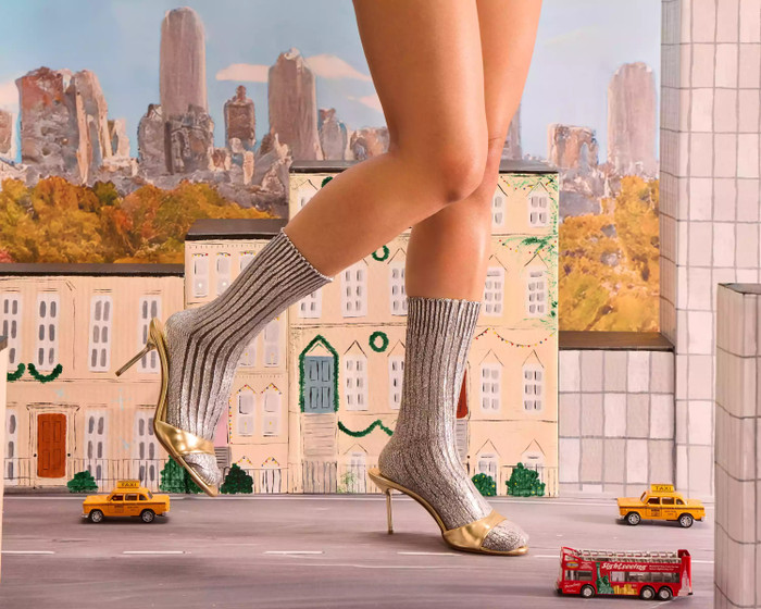 Ai bảo vàng và bạc không thể đi cùng nhau? Kết hợp đôi tất ánh kim với giày cao gót lấp lánh sẽ khiến bạn nổi bật tại mọi bữa tiệc. Bí quyết nằm ở sự phá cách, như giày bạc với tất vàng hoặc ngược lại, tạo nên phong cách hiện đại và tinh nghịch.