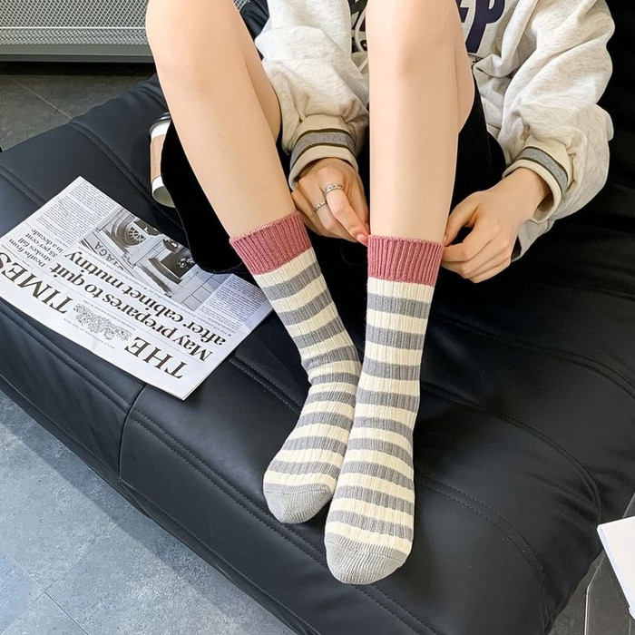 Đôi tất ống quen thuộc, khi kết hợp với giày cao gót đỏ mũi nhọn, có thể tạo nên vẻ ngoài táo bạo và thời thượng. Đây là lựa chọn lý tưởng cho những ai yêu thích sự kết hợp giữa phong cách thể thao và quyến rũ.