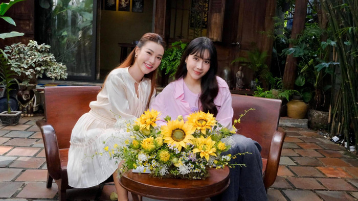 Ca sĩ Lưu Hương Giang chia sẻ cùng MC Hoàng Oanh trong một chương trình mới đây. (Ảnh FBNV)
