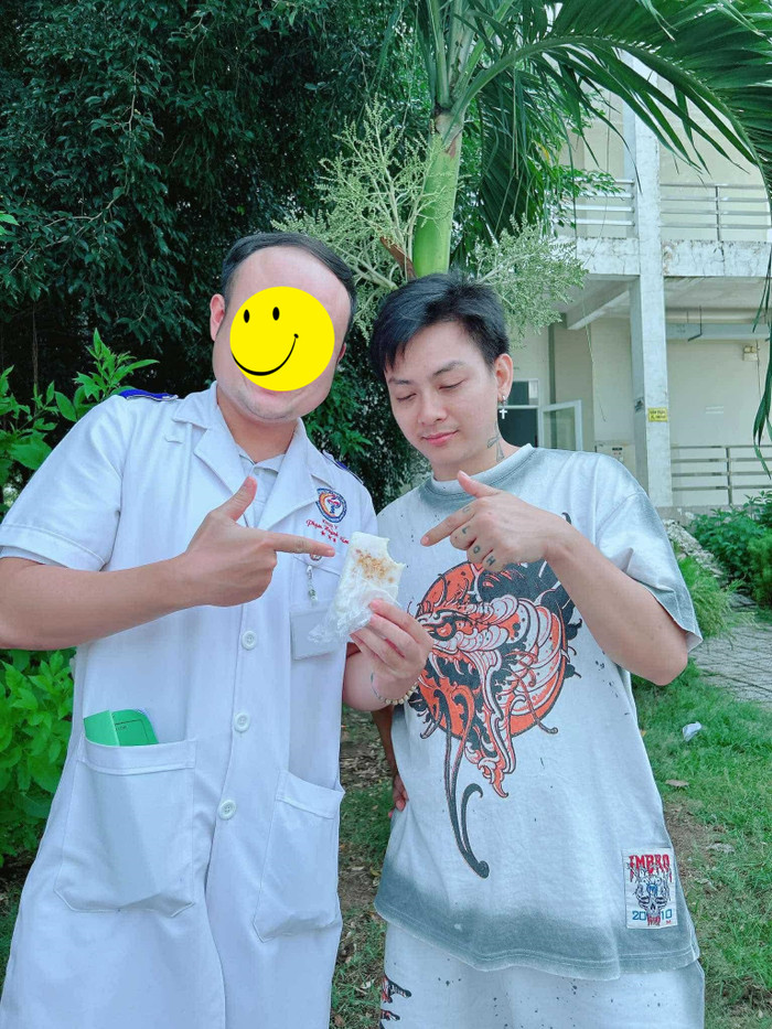 Nam ca sĩ chụp ảnh cùng y bác sĩ trong quá trình nhập viện, điều trị bệnh. (Ảnh FBNV)