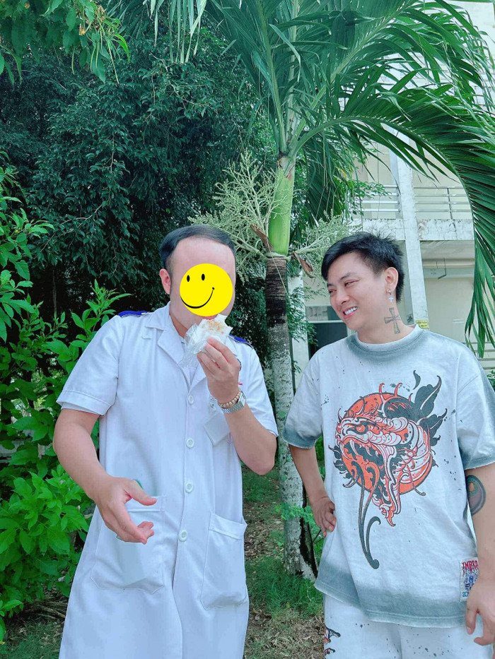 Nam ca sĩ có biểu cảm vui vẻ, thoải mái trong thời gian nhập viện. (Ảnh FBNV)