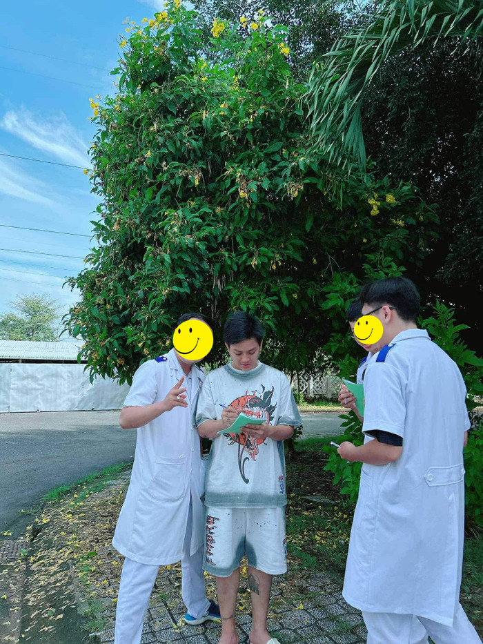 Hoài Lâm thân thiện ký tặng các y bác sĩ trong bệnh viện. (Ảnh FBNV)