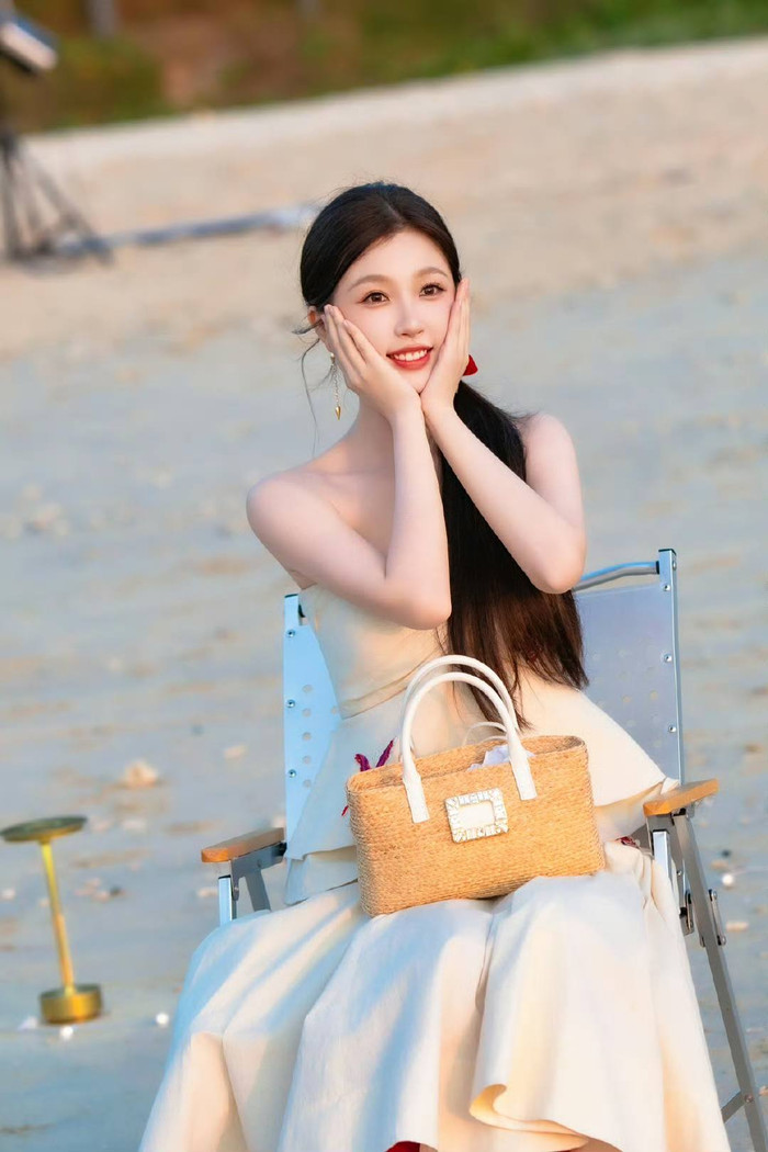 Ngu Thư Hân đăng tải dòng trạng thái bày tỏ sự uất ức giữa đêm. 