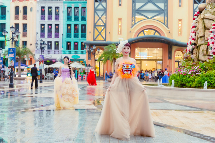 Bộ sưu tập trang phục không chỉ chú trọng vào yếu tố thẩm mỹ, mà còn tôn vinh hình ảnh người phụ nữ thành đạt, tự tin và mạnh mẽ trong mọi lĩnh vực.