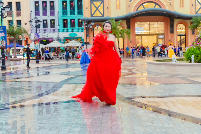 Phần trình diễn của các thí sinh đã thu hút ánh nhìn của hàng trăm khách du lịch có mặt tại khu du lịch, khiến nhiều người thích thú, hò reo không ngớt. Được biết, cuộc thi hoa hậu bao vòng thi chính là Bán kết và Chung kết lần vượt diễn ra vào ngày 7 và 11/12,  tại Sân khấu Đa năng Phố đi bộ TP. Phan Rang – Tháp Chàm.