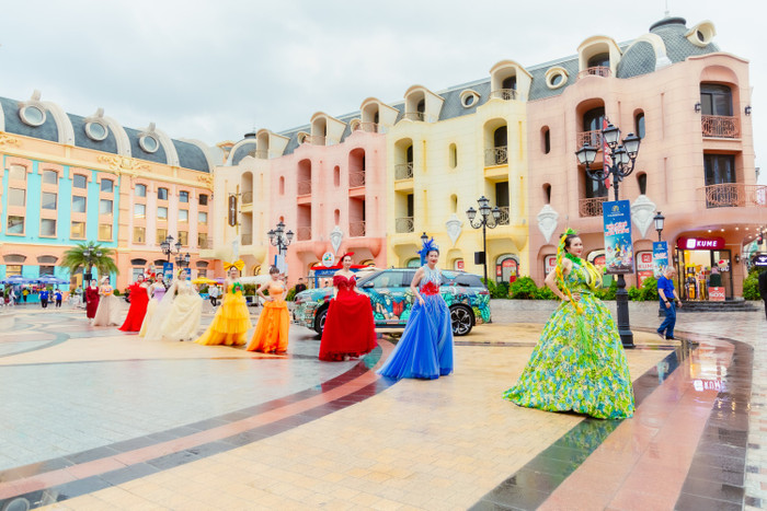 Vừa qua, một màn trình diễn thời trang đa sắc màu, lộng lẫy diễn ra giữa không gian khu du lịch đã thu hút nhiều sự chú ý, chia sẻ trên mạng xã hội. 