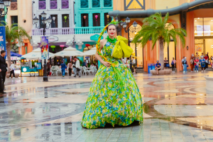 Qua tìm hiểu, đây là màn trình diễn của các thí sinh cuộc thi Hoa hậu Doanh nhân Châu Á 2024 trong khuôn khổ chương trình. Những bộ đầm dạ hội cổ điển với đầu đủ sắc màu được các thí sinh diện lên mình dường như là một nét chấm phá đặc biệt tô thêm vẻ đẹp của thành phố biển Nha Trang. 