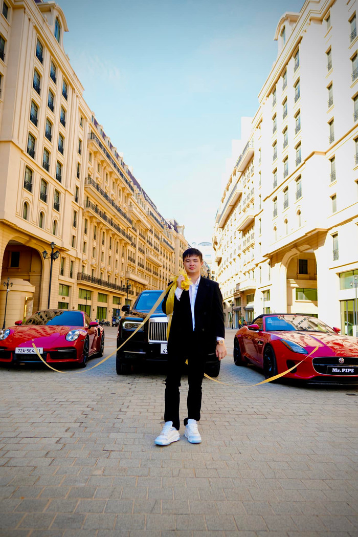 Mr.Pips thường xuyên khoe siêu xe, đồ hiệu