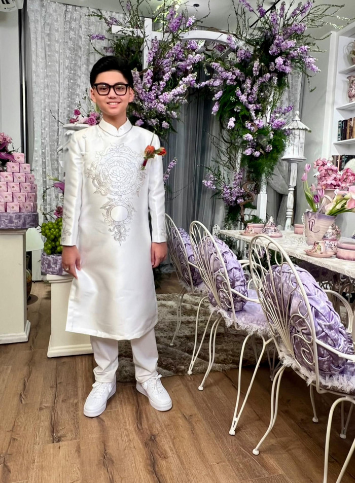 Trong ngày vui của ba, Minh Khôi bày tỏ sự hào hứng khi được đảm nhận vị trí rể phụ. (Ảnh: FBNV)