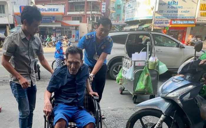 Thương Tín phải ngồi xe lăn vào viện vì chân biến dạng nghiêm trọng Ảnh 2