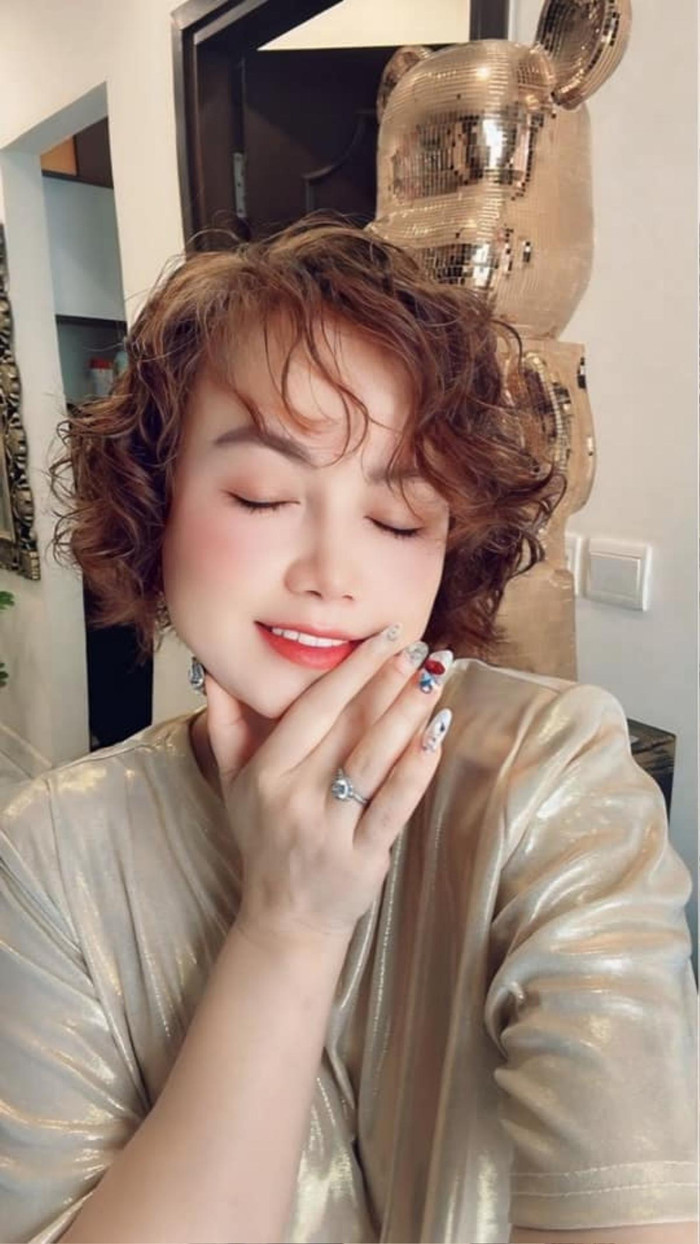 Hoàng Yến khoe nhẫn cầu hôn. (Ảnh FBNV)