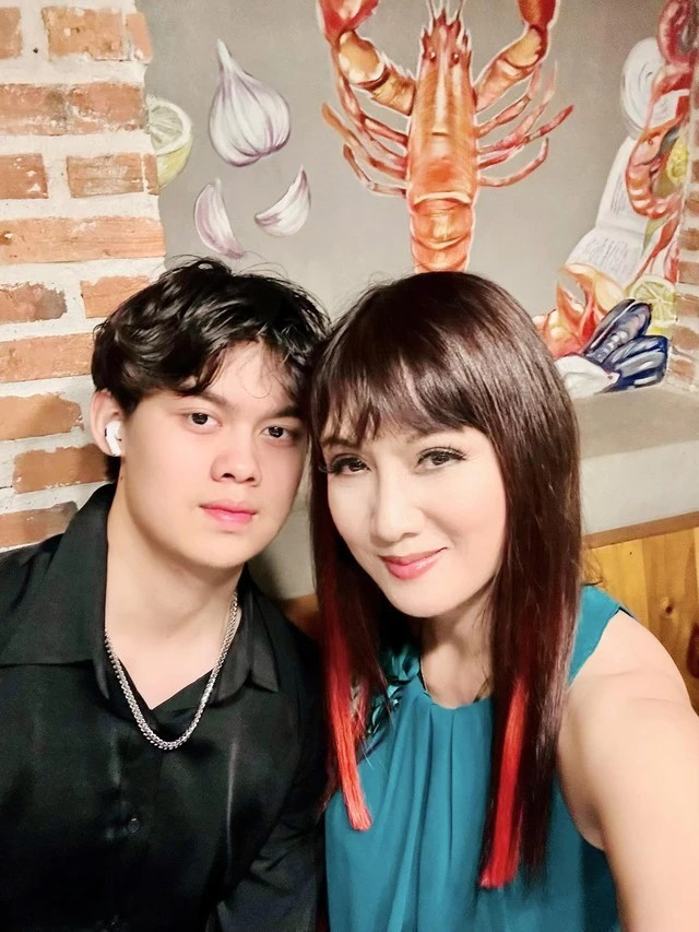 Hiền Mai và con trai 20 tuổi. (Ảnh FBNV)