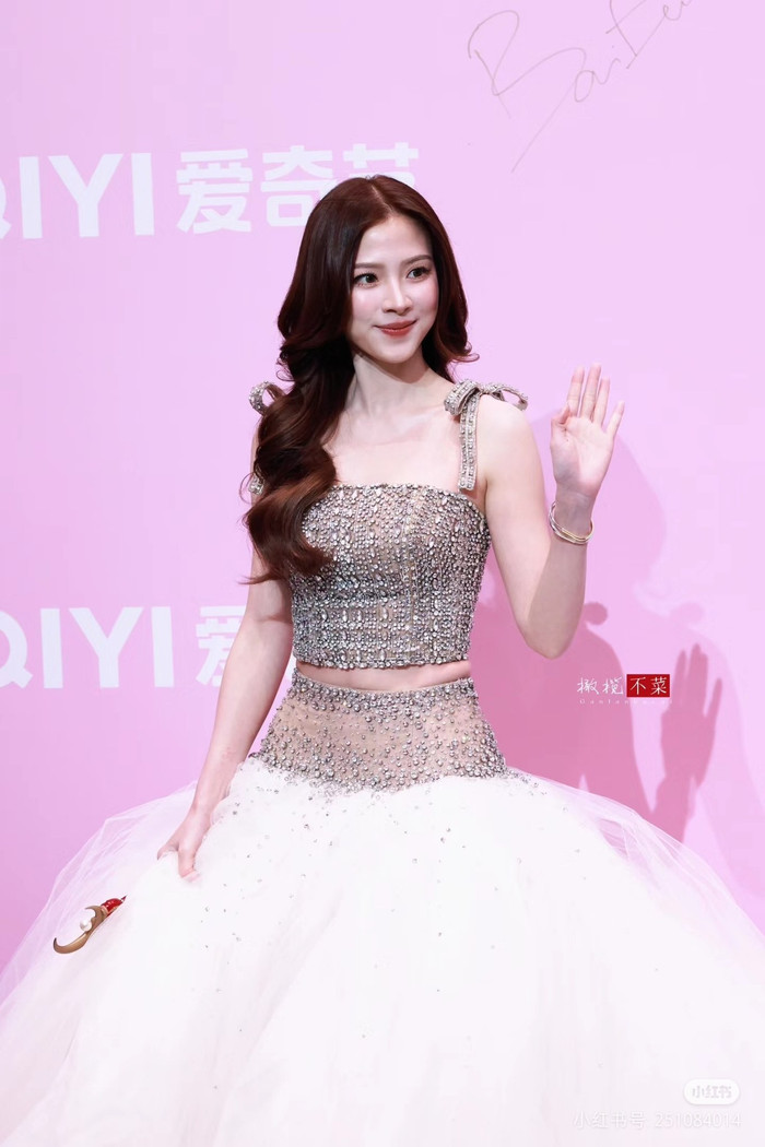 Nữ diễn viên phim 18+ Thái Lan Baifern sải bước trên thảm đỏ sự kiện quốc tế.