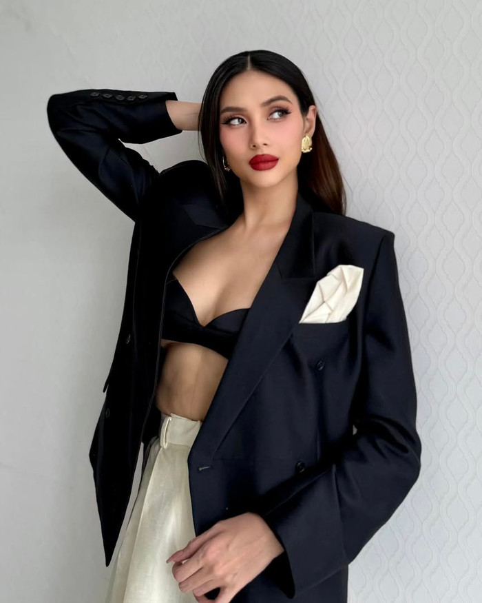 Võ Hoàng Yến để lộ vòng 2 thiếu săn chắc, vẫn chưa về lại dáng sau 2 tháng sinh con.