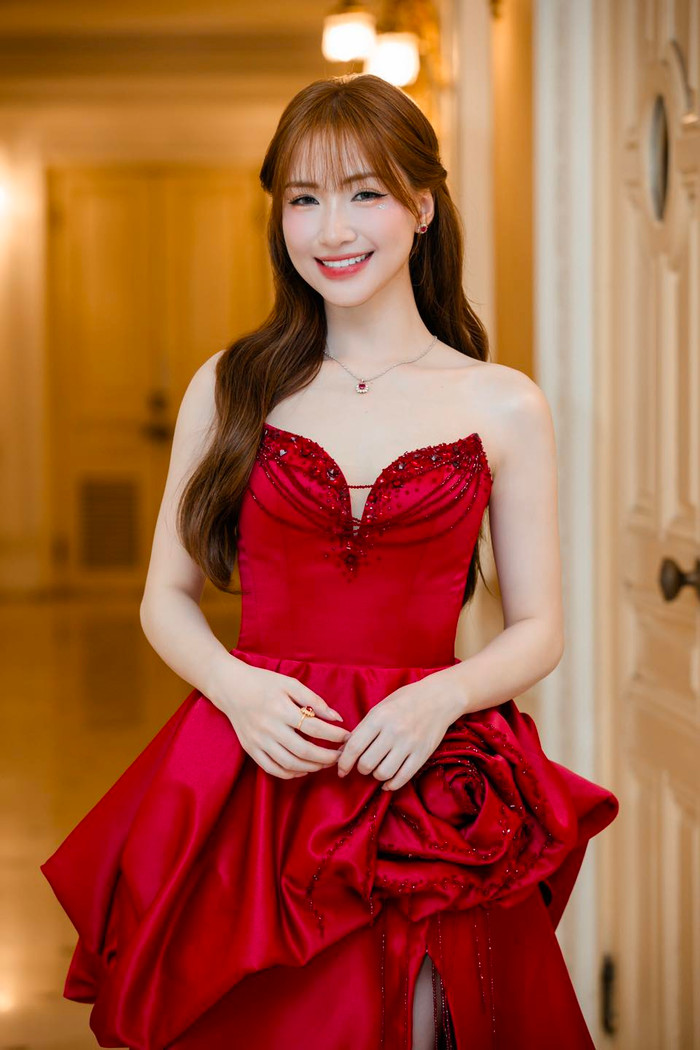 Ngoài ca hát, hiện Hòa Minzy còn kinh doanh một shop thời trang. (Ảnh FBNV)