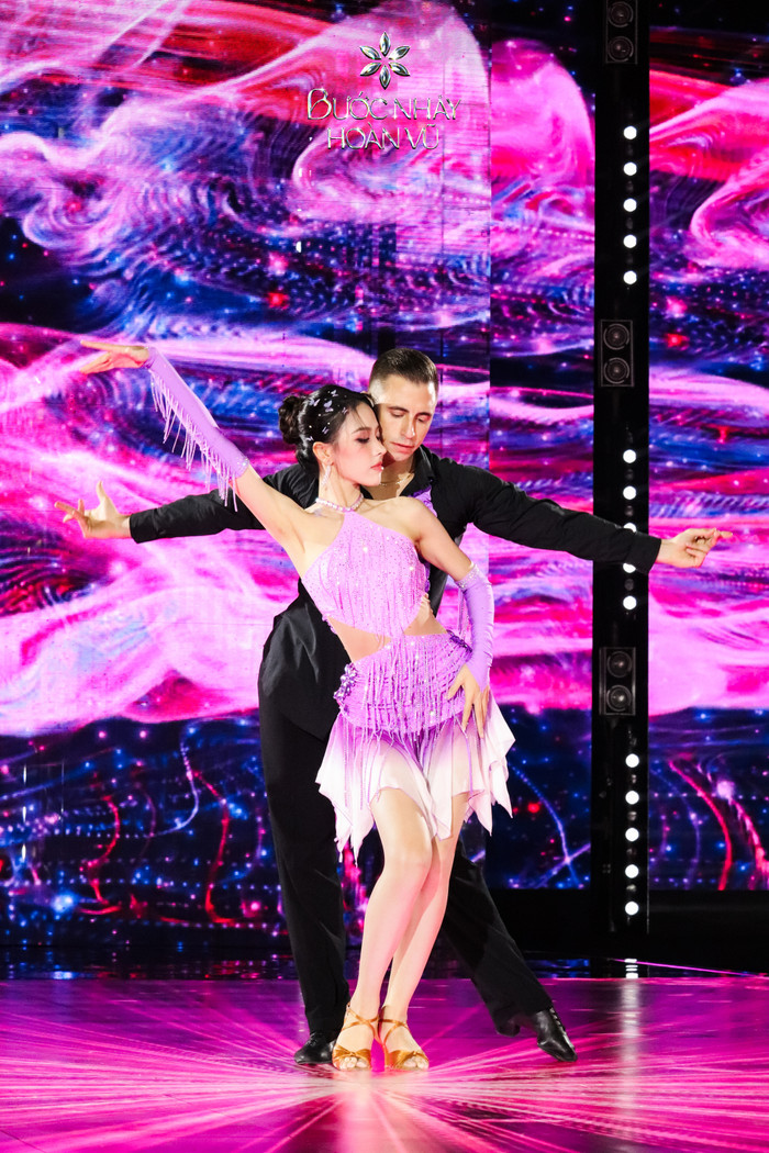 Ngọc Hằng gây được ấn tượng với ban giám khảo khi bức phá ở khoảng chọn âm nhạc lẫn lối dẫn dắt tiết mục. 