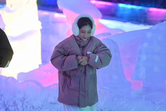 Người dân thích thú cảm nhận cái giá lạnh -10 độ C ngay giữa lòng Sài Gòn.