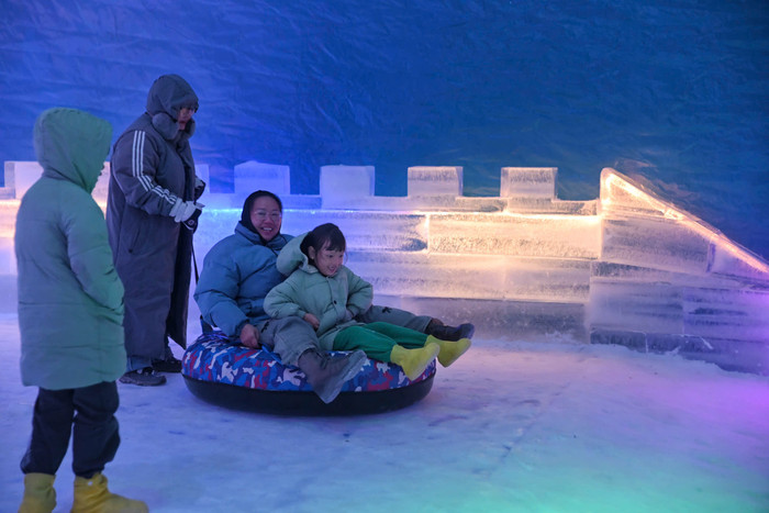 Chạm vào tuyết trắng như châu Âu giữa Sài Gòn 30 độ Ảnh 2