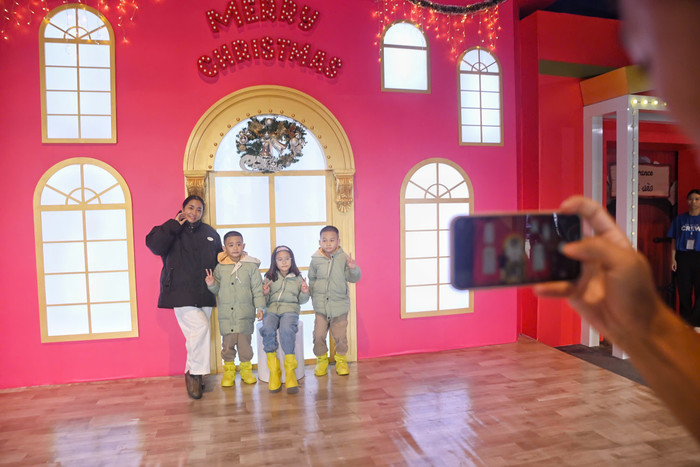 Trẻ em thích thú khi lần đầu đến trải nghiệm tuyết nhân tạo đầy quy mô.