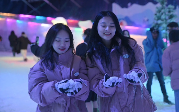 Chạm vào tuyết trắng như châu Âu giữa Sài Gòn 30 độ Ảnh 2