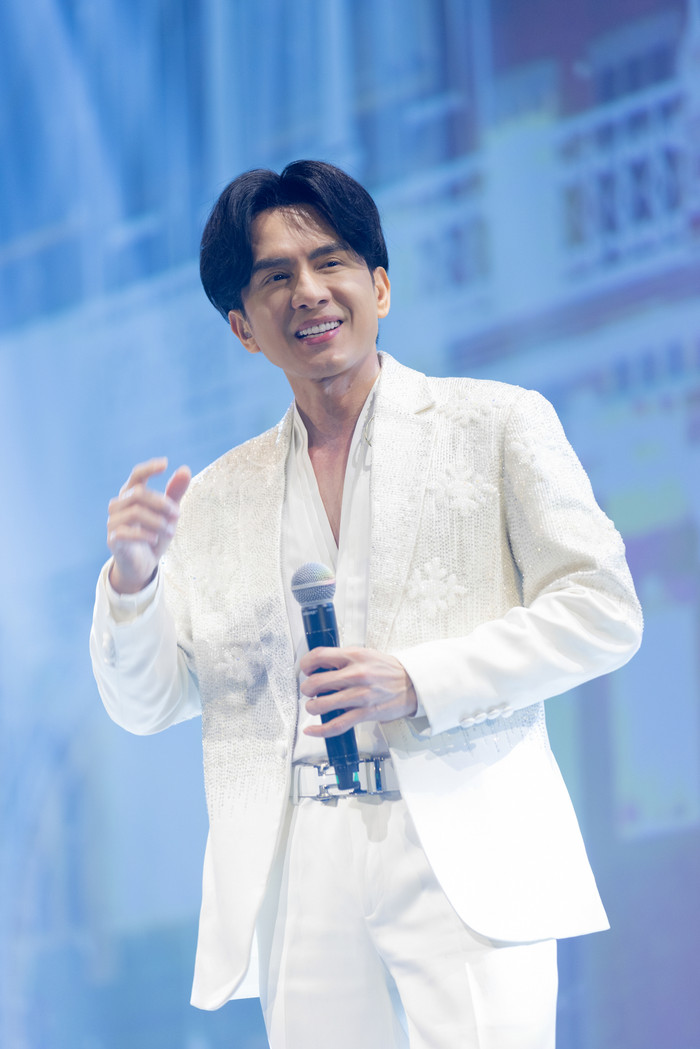 Anh Bo Đan Trường tái xuất với nhan sắc không tuổi bất chấp lão hóa, gây thương nhớ với giọng hát đặc trưng qua các ca khúc bất hủ một thời.