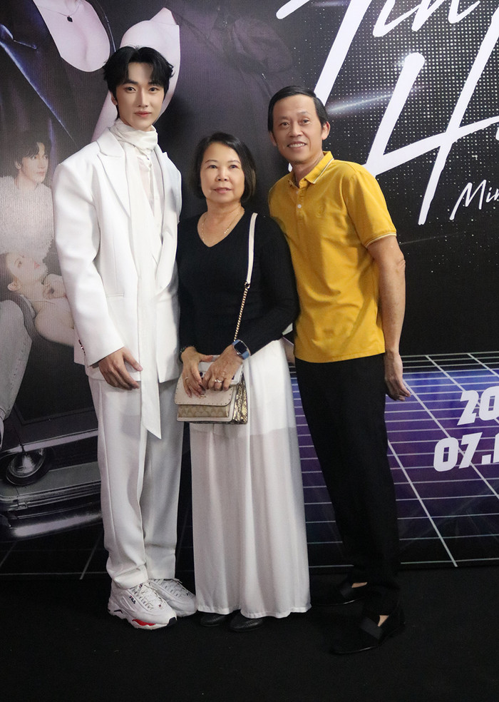 Hoài Linh chụp ảnh kỷ niệm cùng ca sĩ trẻ MingJi và 'Má Năm' (Mẹ ca sĩ Khởi My - giữa)