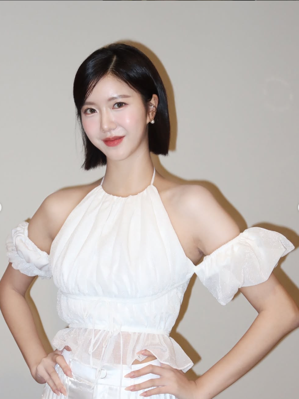 Điểm đặc biệt trong phong cách của Lee Hooyeon là sự cân bằng giữa nét nữ tính và sự tinh tế. Những chiếc đầm khoe khéo vòng một là điểm nhấn thường thấy trong tủ đồ của cô, giúp người đẹp Hàn Quốc tự tin phô diễn vóc dáng chuẩn mực mà không bị phô trương quá mức.