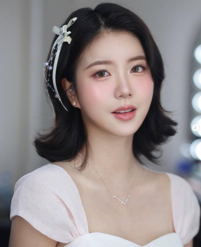 Phong cách trang điểm của Lee Hooyeon cũng tương tự như cách cô lựa chọn trang phục, khi đề cao sự đơn giản và tinh tế. Người đẹp thường chuộng lối trang điểm nhẹ nhàng, với tone màu tự nhiên, không quá đậm hoặc cầu kỳ. Chính sự kết hợp giữa thời trang và makeup hài hòa đã tạo nên hình ảnh một Lee Hooyeon nhẹ nhàng nhưng vẫn đầy sức hút.