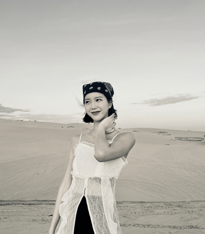 Ở phong cách đời thường, Lee Hooyeon ưu ái những trang phục mang đậm nét thanh lịch. Các thiết kế cô lựa chọn thường là đầm và chân váy dài, tạo nên hình ảnh quý phái, nhẹ nhàng nhưng không cầu kỳ. 