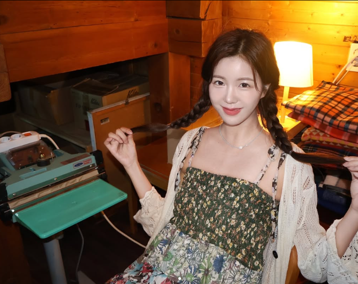 Phong cách thời trang của Lee Hooyeon còn thiên về sự gợi cảm, với những bộ cánh được thiết kế khéo léo để tôn lên vóc dáng nóng bỏng. Những chiếc đầm khoét sâu hoặc cắt xẻ tinh tế luôn được cô ưu tiên. Tuy nhiên, sự gợi cảm của Lee Hooyeon luôn được tiết chế ở mức vừa phải, không bao giờ đi quá giới hạn, giữ vững nét thanh lịch vốn có.