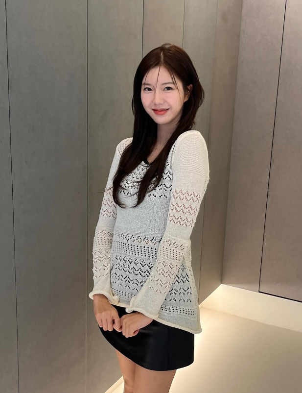 Không chỉ gợi cảm, Lee Hooyeon còn biết cách làm dịu hình ảnh của mình bằng những bộ trang phục nhẹ nhàng, thanh thoát. Đôi khi, cô chọn các thiết kế tối giản, kín đáo nhưng vẫn đủ để tôn lên nét đẹp tự nhiên. Những bộ đồ này thường giúp cô trông gần gũi, thân thiện hơn nhưng vẫn giữ được sự chỉn chu, tinh tế.