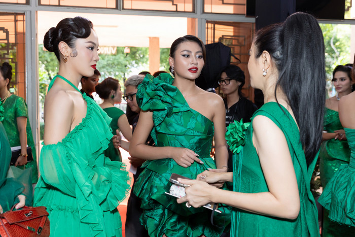 Hoa hậu Xuân Hạnh (giữa) diện váy ngắn có chi tiết lệch vai đơn giản mà vẫn hút mắt. Trong khi, Á hậu Thuỷ Tiên (trái) bay bổng với mốt váy maxi bèo tua rua. 