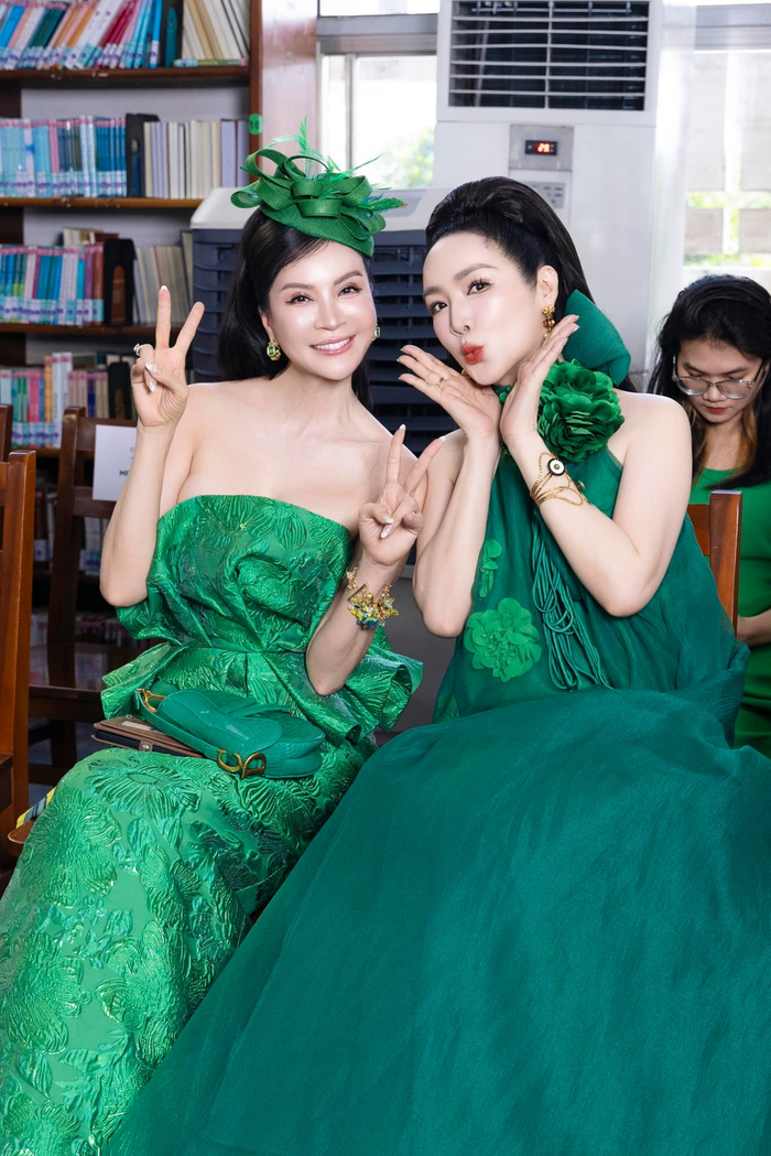 MC Thanh Mai quyến rũ khoe vòng eo con kiến với thiết kế đầm cúp ngực lấy cảm hứng từ những cánh hoa. Cô đọ sắc cùng người bạn thân là Hoa hậu Giáng My, nàng hậu 'không tuổi' kiêu sa trong thiết kế từ voan bay bổng với điểm nhấn là đóa hoa thược dược e ấp dưới các tầng lớp organza.