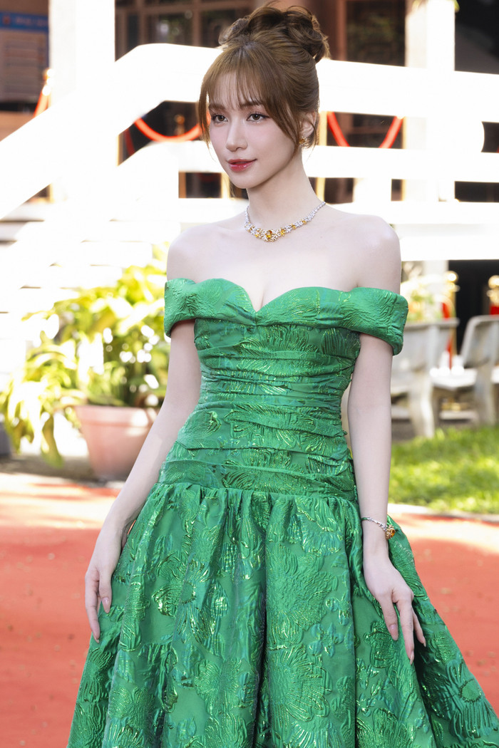 Ca sỹ Hoà Minzy như nàng công chúa với váy trễ vai kết hợp vòng cổ đá quý sang trọng. Giọng ca Từ Bỏ được khen ngợi nhan sắc ngày càng trẻ trung theo thời gian. 