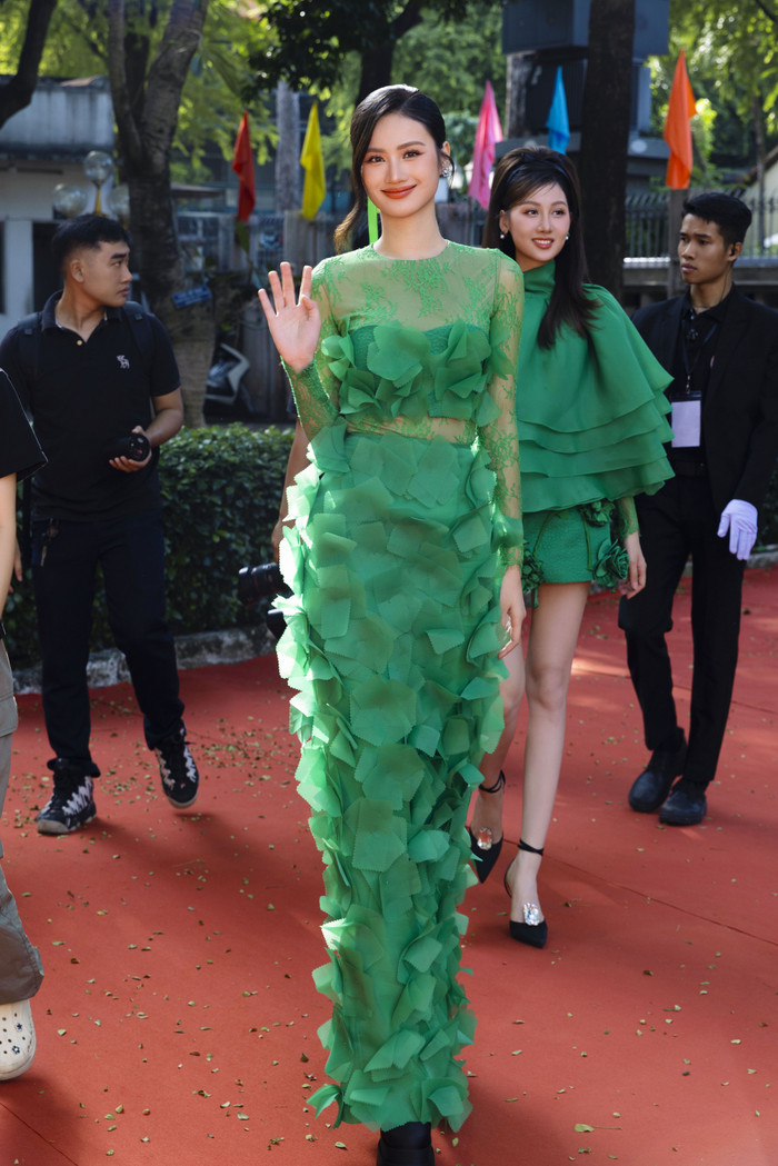 Hoa hậu Ý Nhi cũng có mặt tại sự kiện, Miss World Vietnam 2023 thu hút trọn sự chú ý với chân váy kết hợp áo croptop đính kết thủ công.