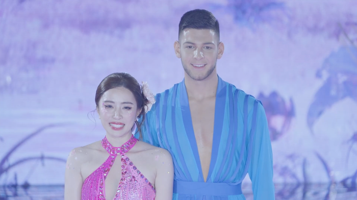 Quỳnh Nga cười tươi rói khi đón nhận những lời nhận xét từ Ban giám khảo