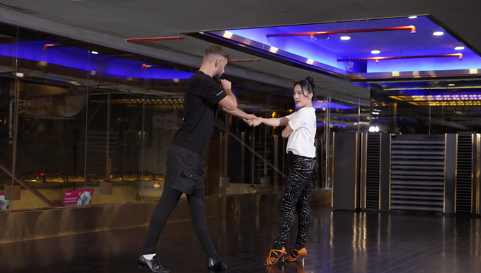 Boris chăm chỉ hướng dẫn từng động tác cho Phạm Lịch trong tiết mục đầu tiên của cô tại Bước Nhảy Hoàn Vũ.