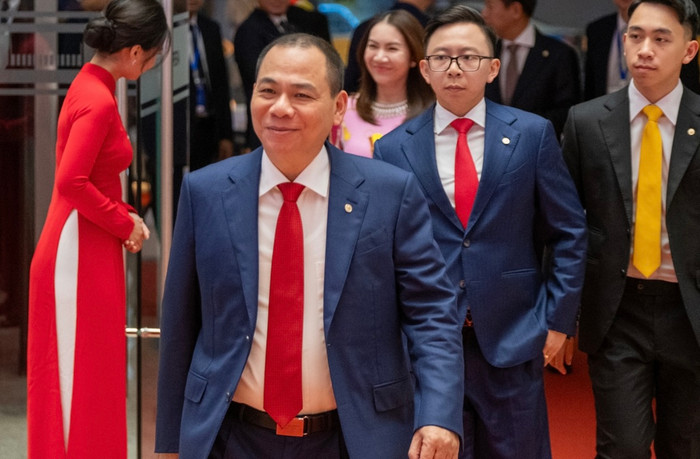 Tỷ phú Phạm Nhật Vượng xuất hiện cùng 2 quý tử.