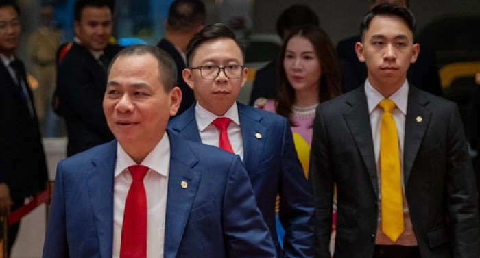 Tỷ phú Phạm Nhật Vượng xuất hiện tại lễ trao giải, theo sau là con trai cả Phạm Nhật Quân Anh và Phạm Nhật Minh Hoàng.