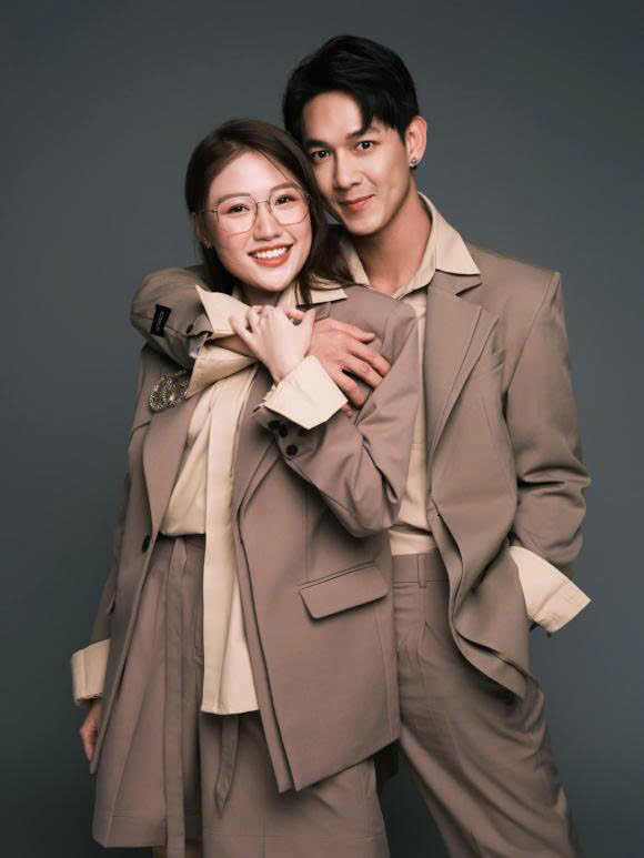 Cặp đôi phủ nhận tin đồn hẹn hò. Ảnh: FBNV