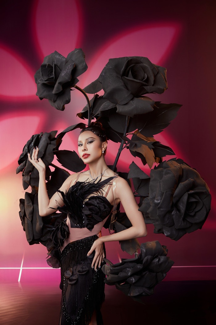 Chu Lê Vi Anh và Zhivko lựa chọn hoa hồng đen là biểu tượng của vòng Cuộc chiến hoa thần. 