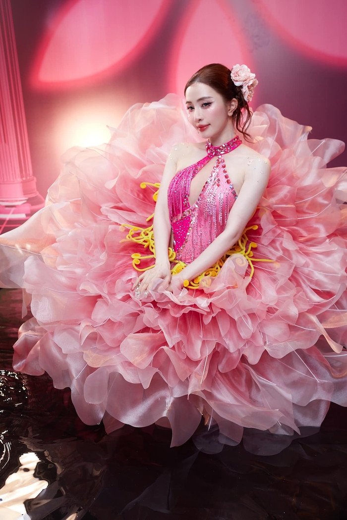 Quỳnh Nga và Valkov Dimitar lựa chọn hình ảnh hoa mẫu đơn tại vòng thi Cuộc chiến hoa thần. 