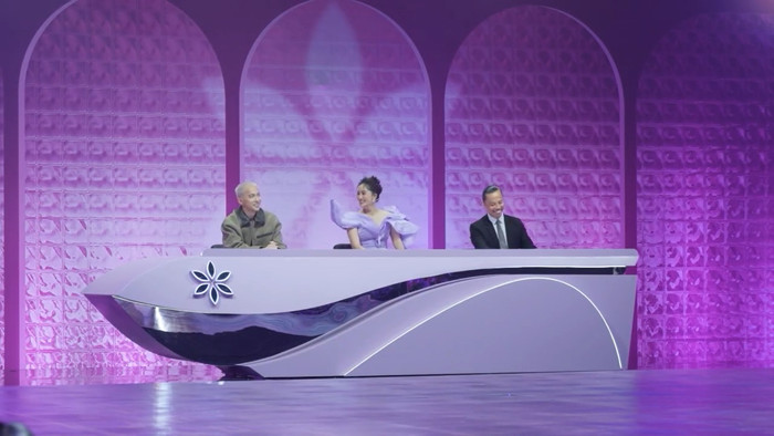 Ban giám khảo của vòng Cuộc chiến hoa thần là Khánh Thi, Chí Anh và S.T Sơn Thạch. 