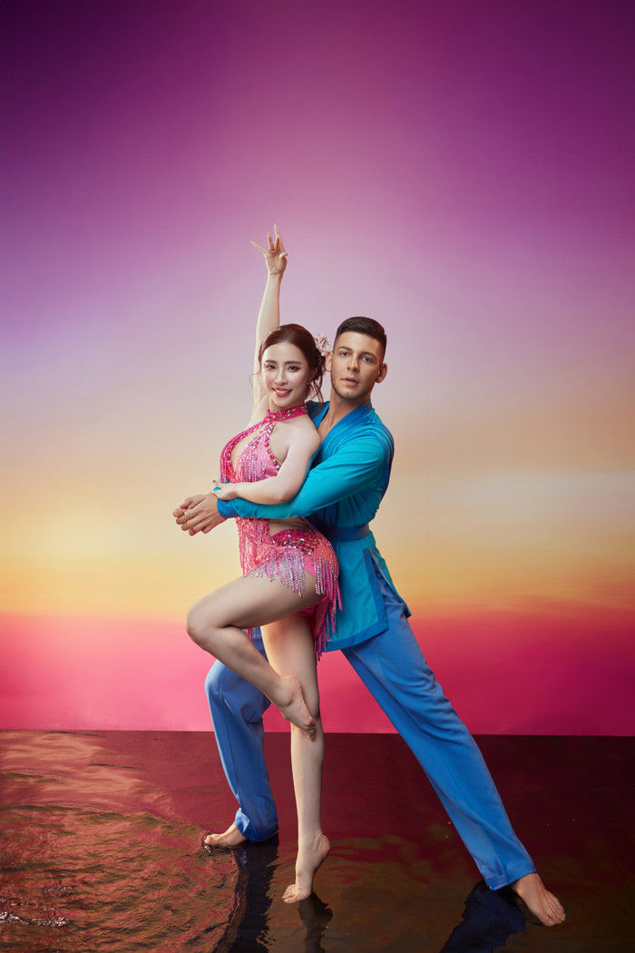 Quỳnh Nga và Valkov Dimitar khiêu vũ trên nền nhạc 'Hương' do chính cô thể hiện. 